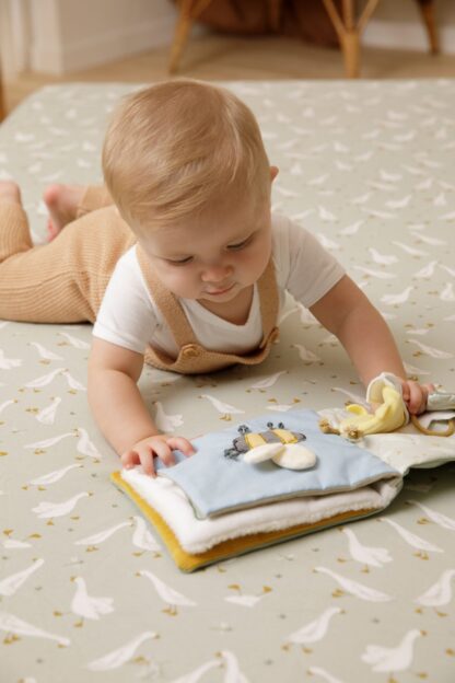 Dziecko bawi się książeczką sensoryczną z motywem gąski od Little Dutch.