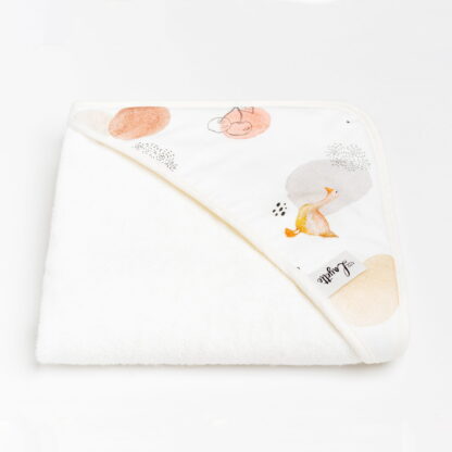 Biały ręcznik niemowlęcy z kapturkiem i wzorem gąsek na kaptorze, marki Layette.