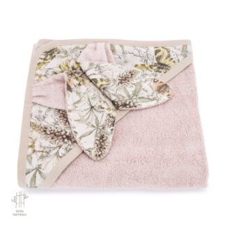 Bambusowy ręcznik w kolorze różowym, ze wzorem motylków, marki Makaszka.